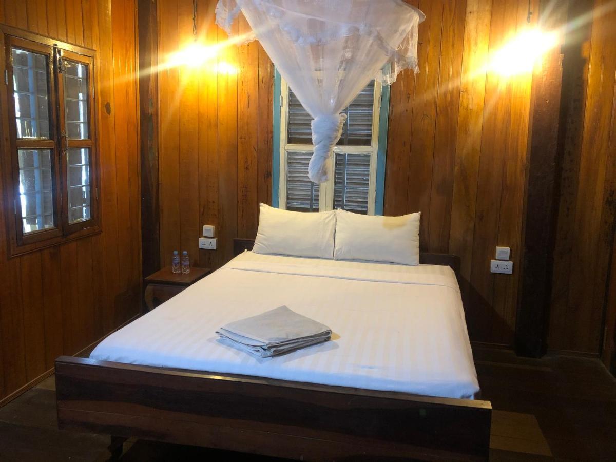 Nomad Guesthouse Кратие Екстериор снимка